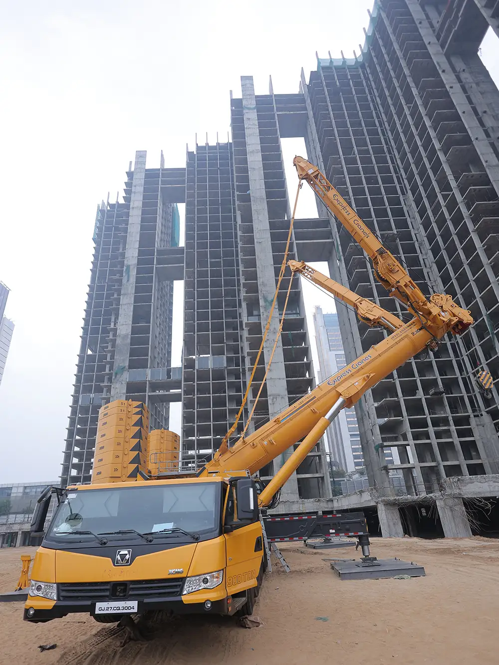 Telescopic crane rental for high-rise lifting in India